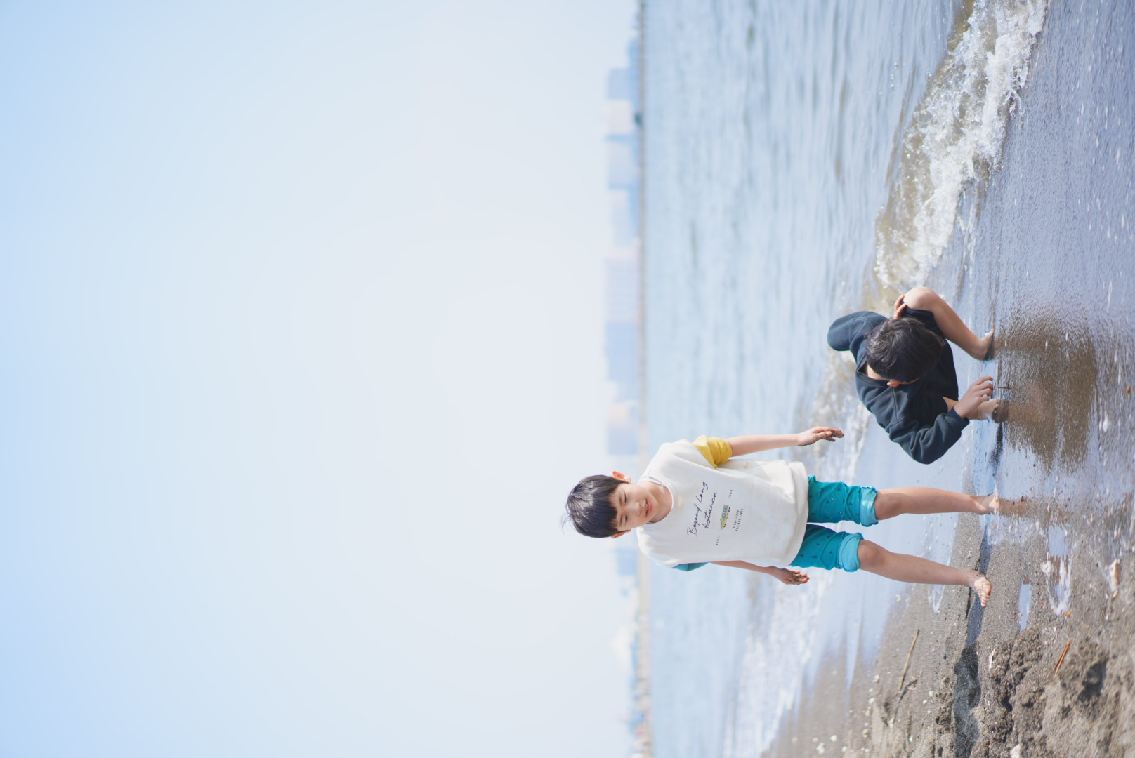 海辺で遊ぶ兄弟