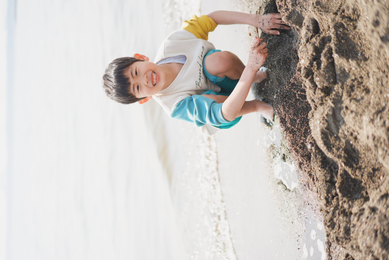 海辺で笑顔の子ども