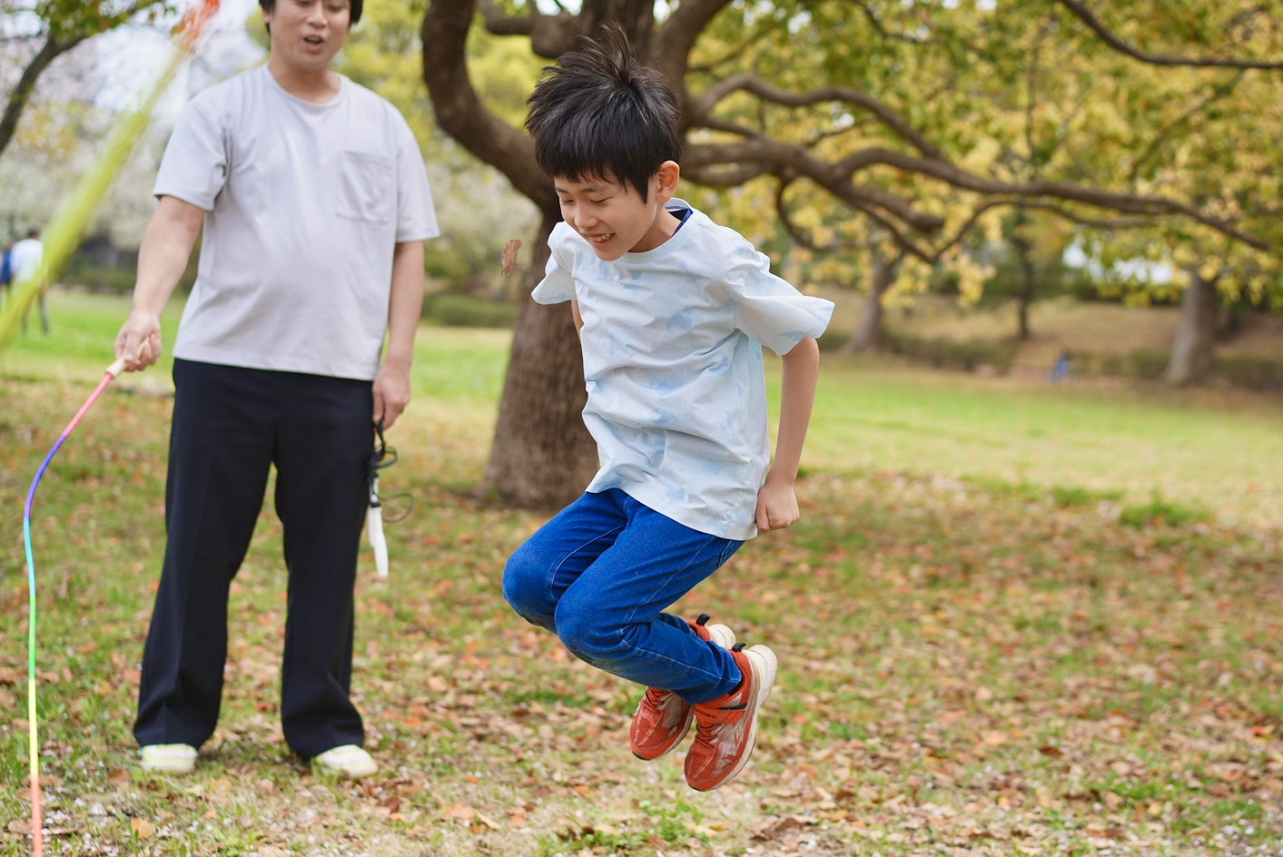 公園で縄跳びジャンプ
