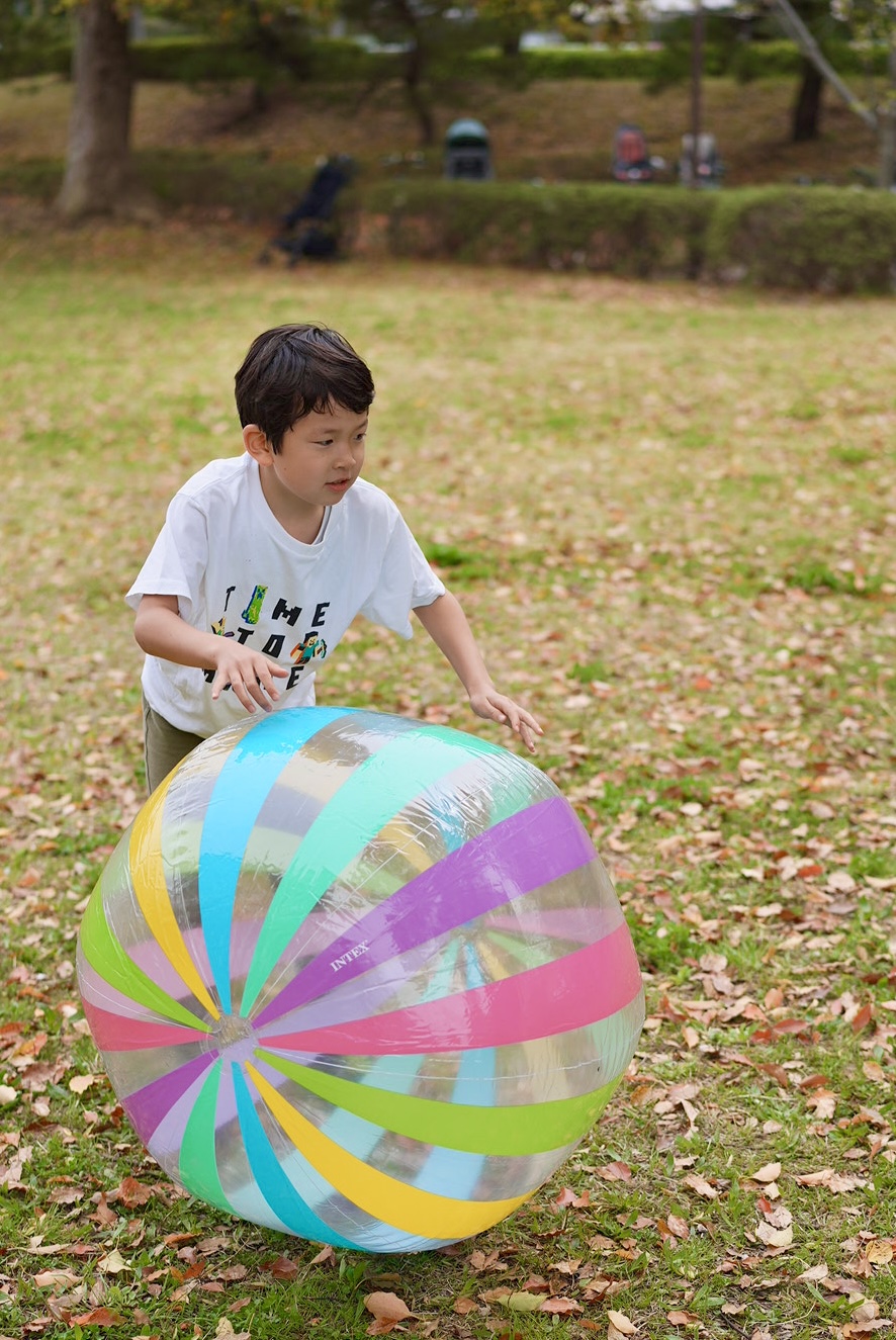 大きなボールで遊ぶ子ども